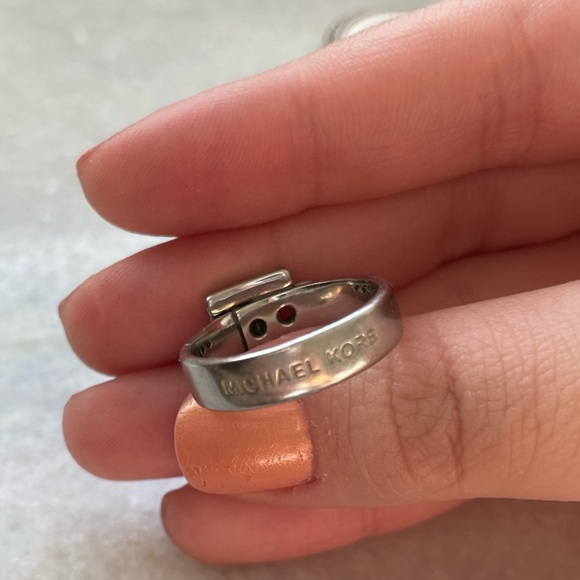 AUTHENTIC MICHAEL KORS BELT LOOP RING SILVER BARELY WORN SIZE 5/6 - Picture 3 of 3